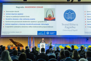 DOK-ING receiving the Academic Oscar