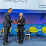 DOK-ING receiving the Academic Oscar