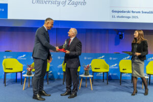 DOK-ING receiving the Academic Oscar