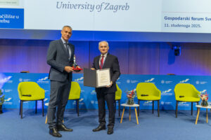 DOK-ING receiving the Academic Oscar