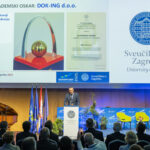 DOK-ING receiving the Academic Oscar