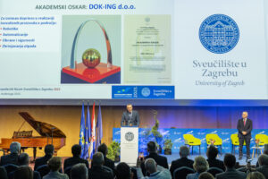 DOK-ING receiving the Academic Oscar