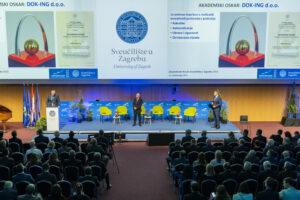 DOK-ING receiving the Academic Oscar