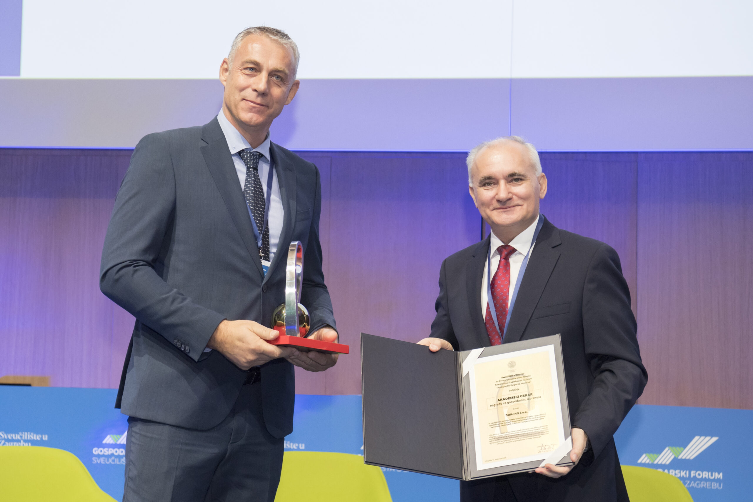 DOK-ING receiving the Academic Oscar