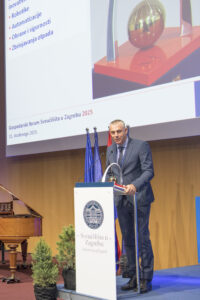 DOK-ING receiving the Academic Oscar